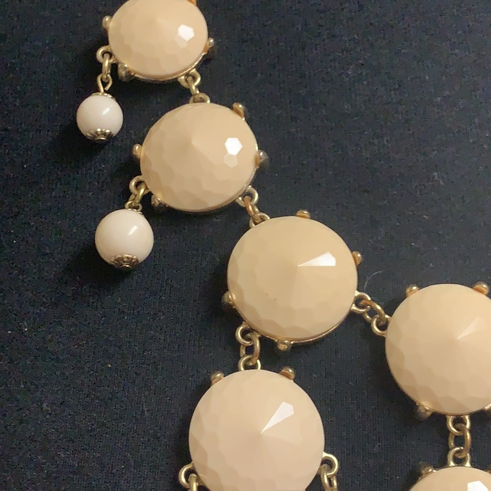 Cream and gold necklace - Picture 4 of 10
